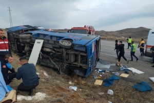 Cezaevi nakil aracı devrildi; 9 yaralı