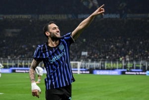 Hakan �alhano�lu att�, Inter evinde farkl� kazand�