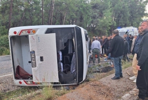 Antalya'da midib�s devrildi: 6 yaral�
