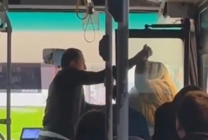 Otob�ste kavga: �of�r ve kad�n yolcu birbirlerine sald�rd�