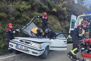 Kaya par�as� otomobilin �zerine d��t�: 5 yaral�