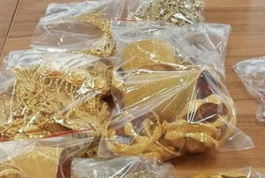 Alt�n ve platin tak�larla s�n�rda ya