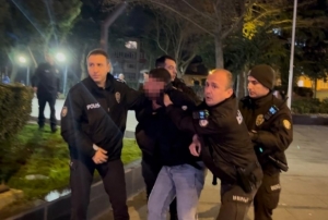 Tart��t��� gencin ba��nda i�ki �i�es