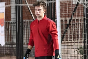 Tak�ms�z kald�, hal� sahaya kiral�k kaleci oldu