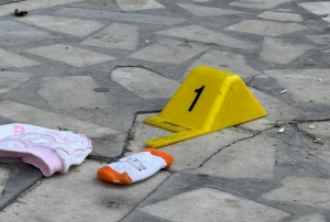 2 ayl�k bebe�ini pencereden att�