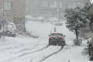 �stanbul'da kar ya����, ara�lar g��l�kle ilerledi