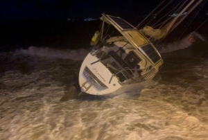 Fırtına milyonluk tekneyi karaya sür