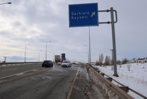 Sivas-Kayseri kara yolu ara� ula��m�na kapat�ld�