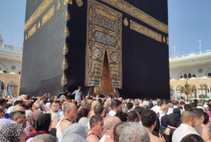 Mira� Kandilinde K�be�de mah�er� kalabal�k