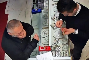 Yakalan�nca sahte alt�nlar� teklif etti!