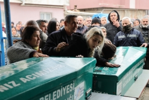 Karde�ler yan yana topra�a verildi