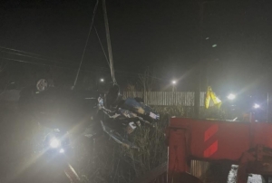 Otomobil �aya u�tu: Baba ve o�lu �ld�