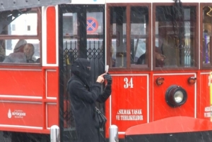 Taksim'de kar ya���� aral�klarla etkisini g�steriyor