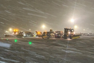 Sabiha G�k�en Havaliman�'nda karla m�cadele �al��mas�