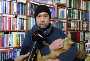 Sokak kedilerini yaln�z b�rakmad�