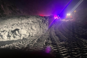 Çığın düştüğü Erzincan-Sivas kara yolu ulaşıma açıldı