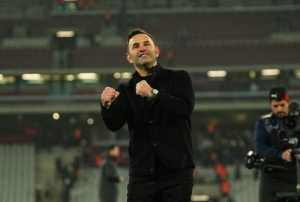 Okan Buruk, taraftarlara 3�l� �ektirdi