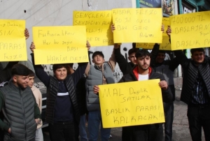 Adana'da gen�lerden ba�l�k paras� eylemi