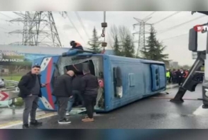 Cezaevi nakil arac� devrildi: 19 yaral�