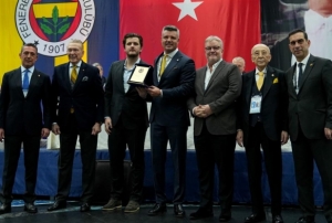 Fenerbah�e'den, Ali �en'e 50. y�l plaketi