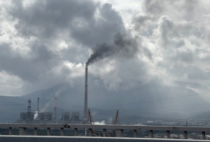 Siyah duman kentin soluğunu kesiyor