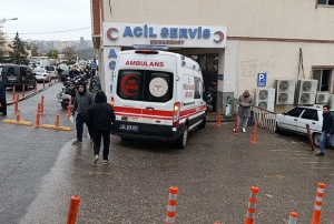 Muhtar�n yaraland��� kavga b�y�d�: 10 yaral�