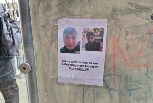 Tramvay dura��na yap��t�r�lan ilgin� ka��t dikkat �ekti