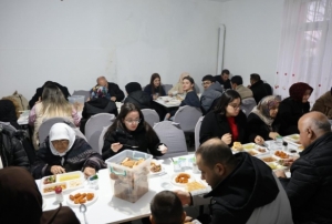 Bu k�yde iftar vakti evlerde yemek p