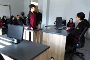 Temsili salonda meslek ��reniyorlar