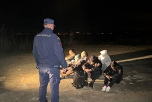 �zmir'de 30 d�zensiz g��men yakaland