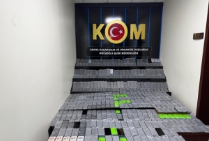 Kolilerden su de�il ka�ak telefonlar