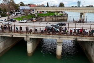 Onlarca bal�k�� nehre ak�n etti