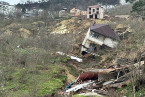 Ordu'da heyelan: Evler y�k�ld�!