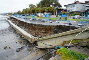 Dev dalgalar sahili y�kt� ge�ti