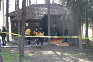 Ya�l� adam park�n lavabosunda �l� ol