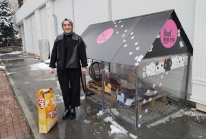 So�uk k�� g�nlerinde kediler i�in �s�tmal� yuva yapt�lar