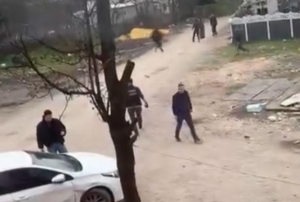 Firariyi vermemek i�in polise direndiler