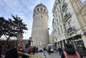 Galata Kulesi'nden atlayan kad�n hayat�n� kaybetti