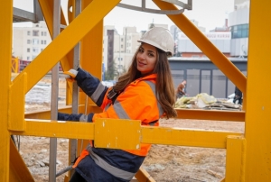 Ekme�ini g�ky�z�nde kazan�yor!