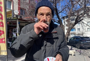 34 y�ld�r su i�emeyen ya�l� adam!