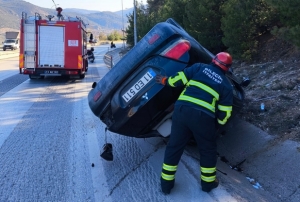Kontrolden çıkan otomobil su kanalına devrildi