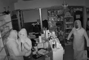 Kadın kılığına girseler de polisten kaçamadılar