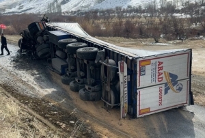 Yüksekova'da İran plakalı tır devrildi: 1 yaralı