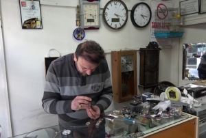 Saatleri 04.17'ye ayarlayan esnafın deprem hatırası