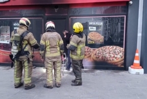 Önce bir şubeyi sonra diğerini yaktı