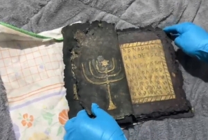 Altın işlemeli dua kitabı ele geçirildi