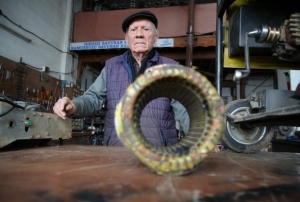 88'lik usta gençlere taş çıkarıyor