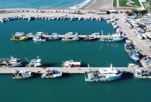 Bal�k��lar� bar�na�a hapsetti