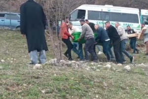 Kocas� topra�a kendisi de hapse girdi