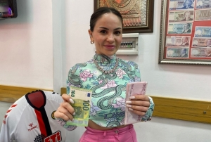 Dalg�nl�kla verilen 100 euro'yu m��teri geri getirdi